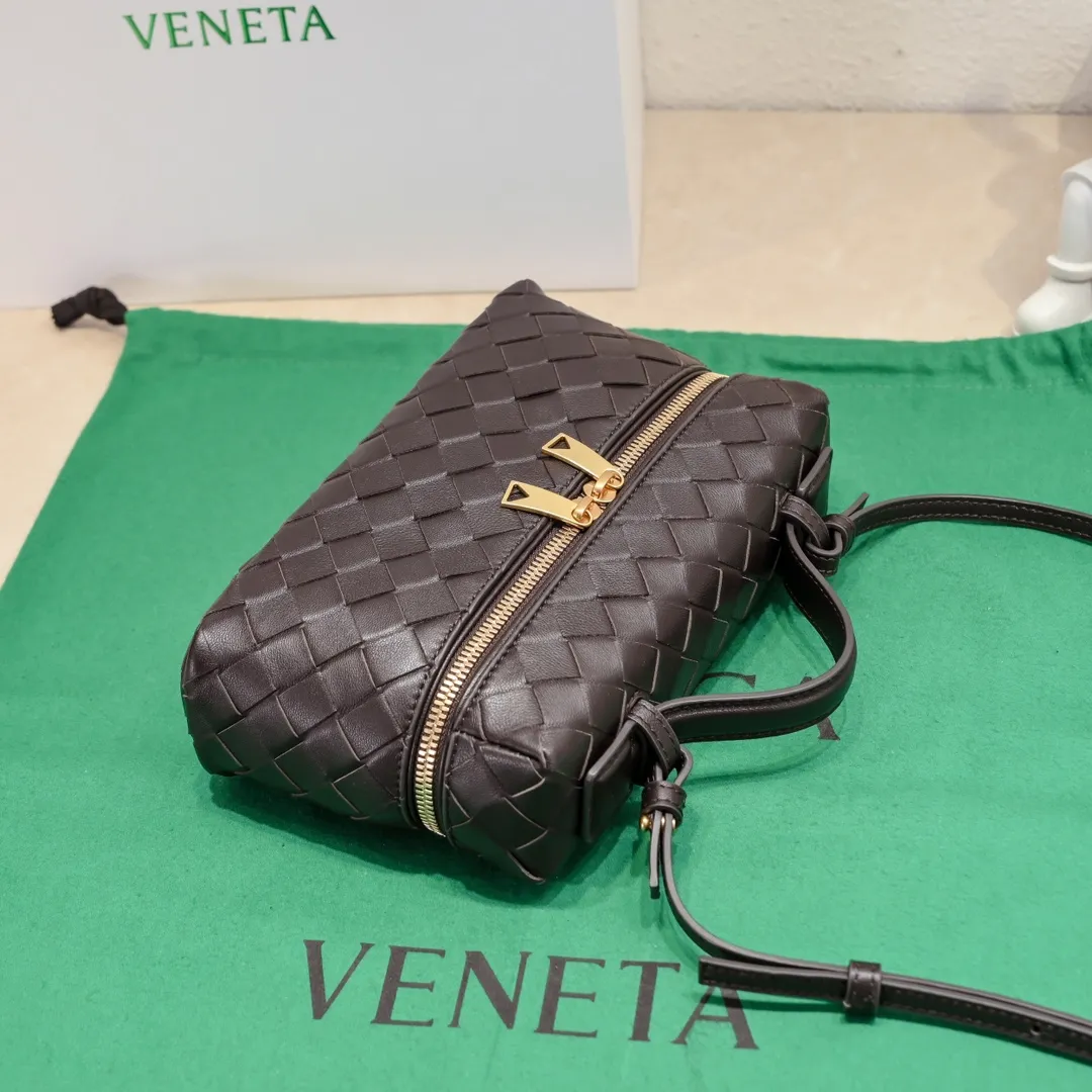Batch 1360 Bottega Veneta 24 spring and summer woven zipper crossbody bag. A crossbody bag that can be used as a cosmetic bag. The exquisite weaving and compact body are an indispensable accessory for the upcoming summer. The double zipper also better protects the bag. It has a large capacity. If you like it, don’t miss it. Style number: 9109 Size: 22*12.5*5cm